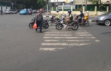 POPULER OTOMOTIF] Aksi Pejalan Kaki Injak Jok Motor yang Berhenti ...