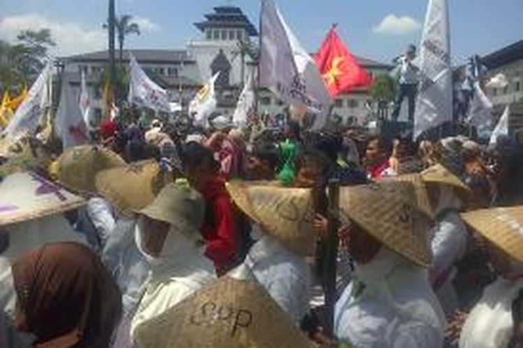 Tiga ribuan orang buruh tani dan mahasiswa yang tergabung dalam Koalisi Rakyat Untuk Keadilan Agraria, merayakan Hari Tani Nasional 2013 di depan Gedung Sate, Jalan Diponegoro, Kota Bandung, Selasa (24/9/2013)