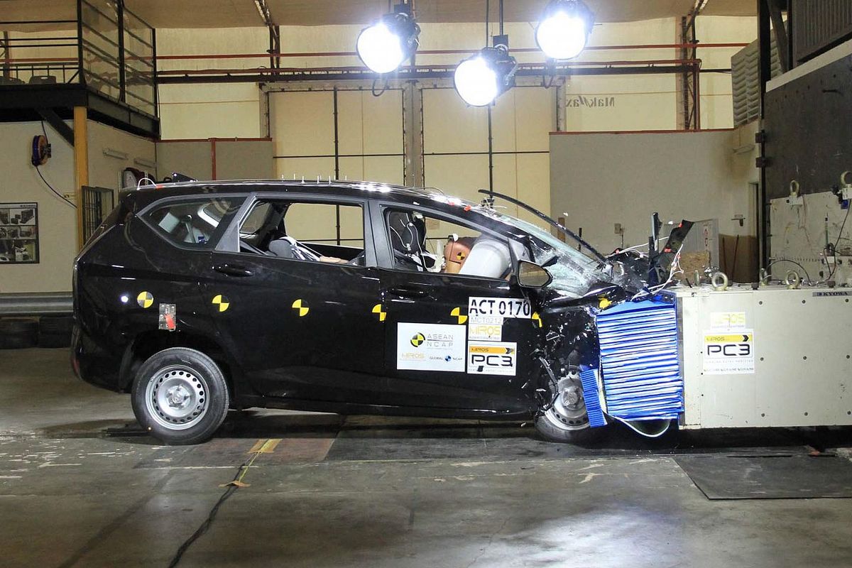 Hyundai Stargazer saat melakukan tes tabrak untuk ASEAN NCAP.