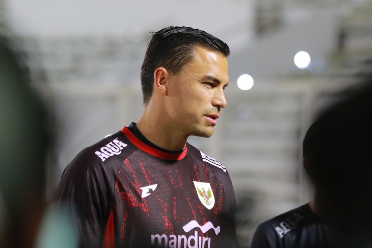 Kiper Timnas Indonesia, Emil Audero Mulyadi, saat berbicara kepada media pada sesi open training di Stadion Madya, Senayan, pada Senin (2/5/2025) jelang laga kontra Timnas China.