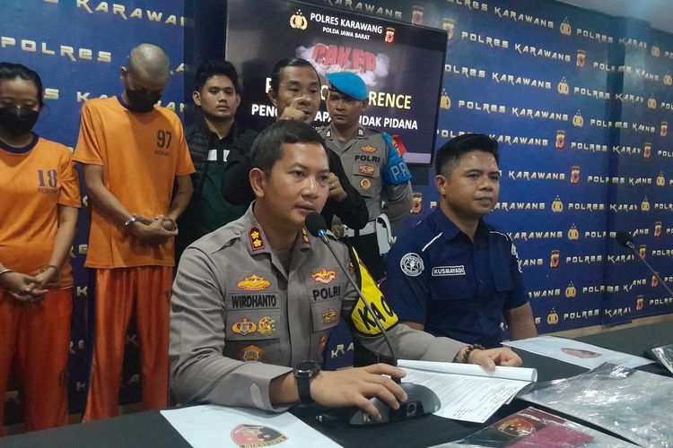 Kapolres Karawang AKBP Wirdhanto Hadicaksono saat konferensi pers pengungkapan kasus pembunuhan yang didalangi istri korban di Mapolres Karawang, Selasa (16/1/2024).