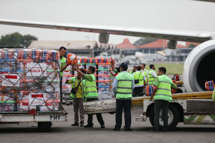 Logistik bantuan kemanusiaan dari Pemerintah Republik Indonesia ke Vanuatu diangkut di Terminal Kargo Bandara Soekarno Hatta, Tangerang, Banten, Senin (8/5/2023).  Pemerintah Indonesia memberikan bantuan pasca gempa dan badai melanda Vanuatu berupa tim kemanusiaan, logistik, dan perbaikan ruangan VVIP Bandara Port Villa, Vanuatu, dengan total Rp 17,2 miliar.