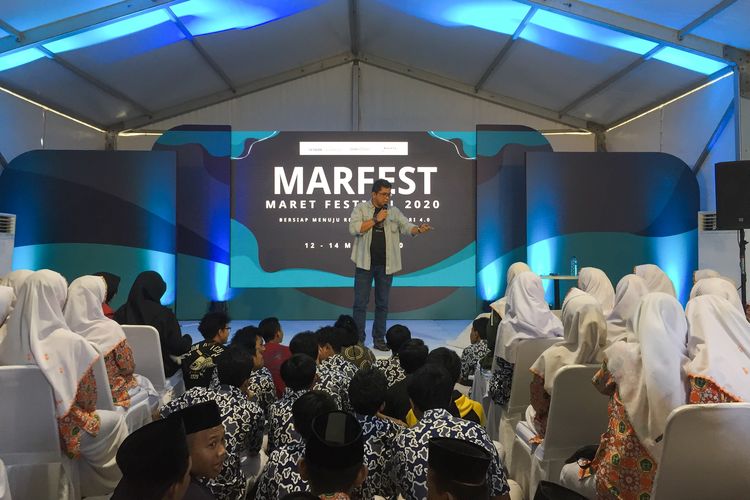 Aulia Marinto VP Marketing Management IndiHome saat menjadi pembicara di salah satu Kelas Inspiratif pada ajang Maret Festival (Marfest) 2020, yang diselenggarakan oleh Djarum Foundation bersama SMK Raden Umar Said Kudus. Acara ini merupakan sebuah ajang multi-event yang menyuarakan semangat merdeka belajar untuk dunia pendidikan Indonesia.