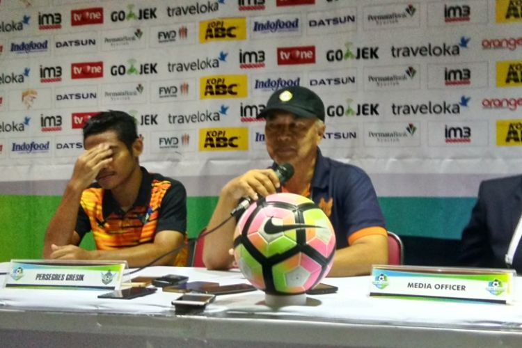 Pelatih Persegres Gresik, Hanafi, bersama pemain Arga Permana saat menjalani sesi jumpa pers seusai laga kontra Persib Bandung di Stadion Si Jalak Harupat, Kabupaten Bandung, Minggu (20/8/2017).