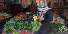 Tinggalkan Gengsi, Wanita Berusia 24 Tahun Ini Sukses Naikkan Omzet Bisnis Sayurnya