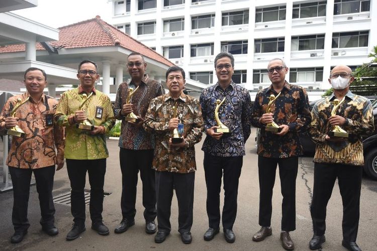Pertamina Patra Niaga raih 6 predikat emas dalam ajang penghargaan Proper 2022 yang digelar oleh Kementerian LHK di Istana Wakil Presiden, Jakarta Pusat, Kamis (29/12/2022).

