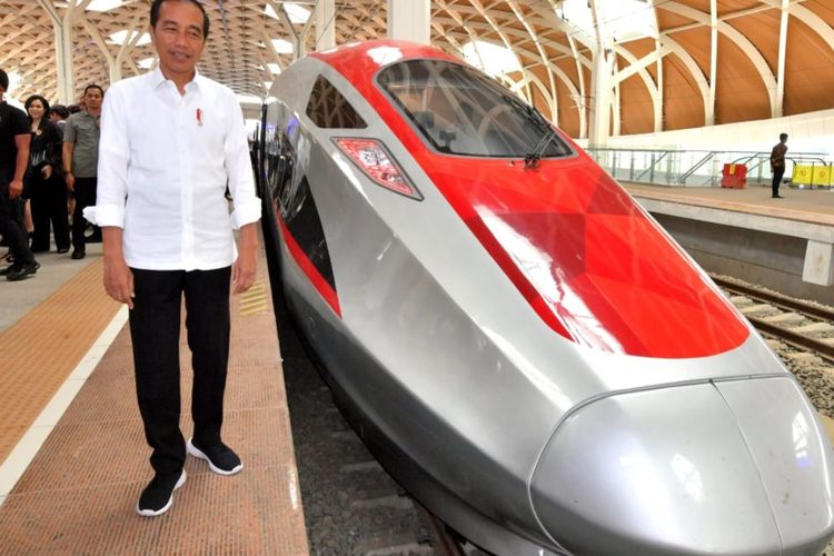 Presiden Joko Widodo berfoto dengan Kereta Cepat Jakarta-Bandung di Stasiun Keret Cepat Halim, Jakarta Timur, sebelum berangkat menuju Stasiun Padalarang, Jawa Barat, Rabu (13/9/2023).