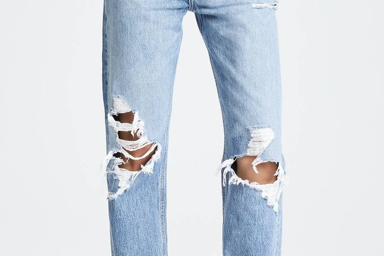 Ripped jeans dengan aksen robek masih menjadi tren di 2021.