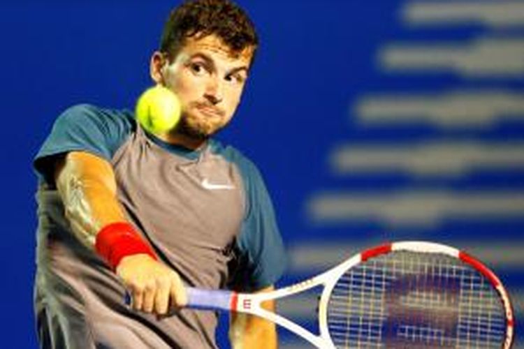 Petenis Bulgaria Grigor Dimitrov mengembalikan bola ke arah Ernests Gulbis dari Latvia pada perempat final Abierto Mexicano Telcel di Acapulco, Meksiko, Kamis (27/2/2014). Dimitrov menang 4-6, 7-6(2), 7-5.