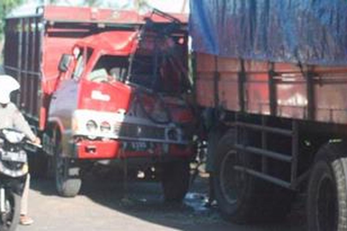 Usai menabrak gandengan truk, truk yang dikemudikan Asjon yang membuat keneknya tewas ini menjadi tontonan.