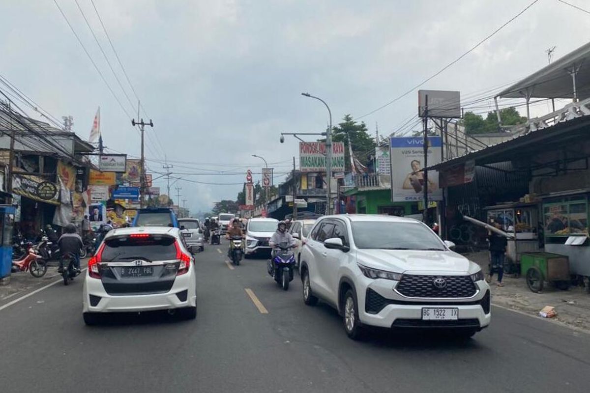 Situasi arus lalu lintas di sepanjang Jalur Wisata Puncak Bogor, Jawa Barat, usai diterapkan one way, Sabtu (23/12/2023).