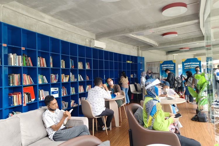 Sejumlah pengunjung tengah sibuk membaca buku-buku yang ada di ruangan perpustakaan di Taman Literasi Martha Tiahahu, Minggu (4/12/2022).