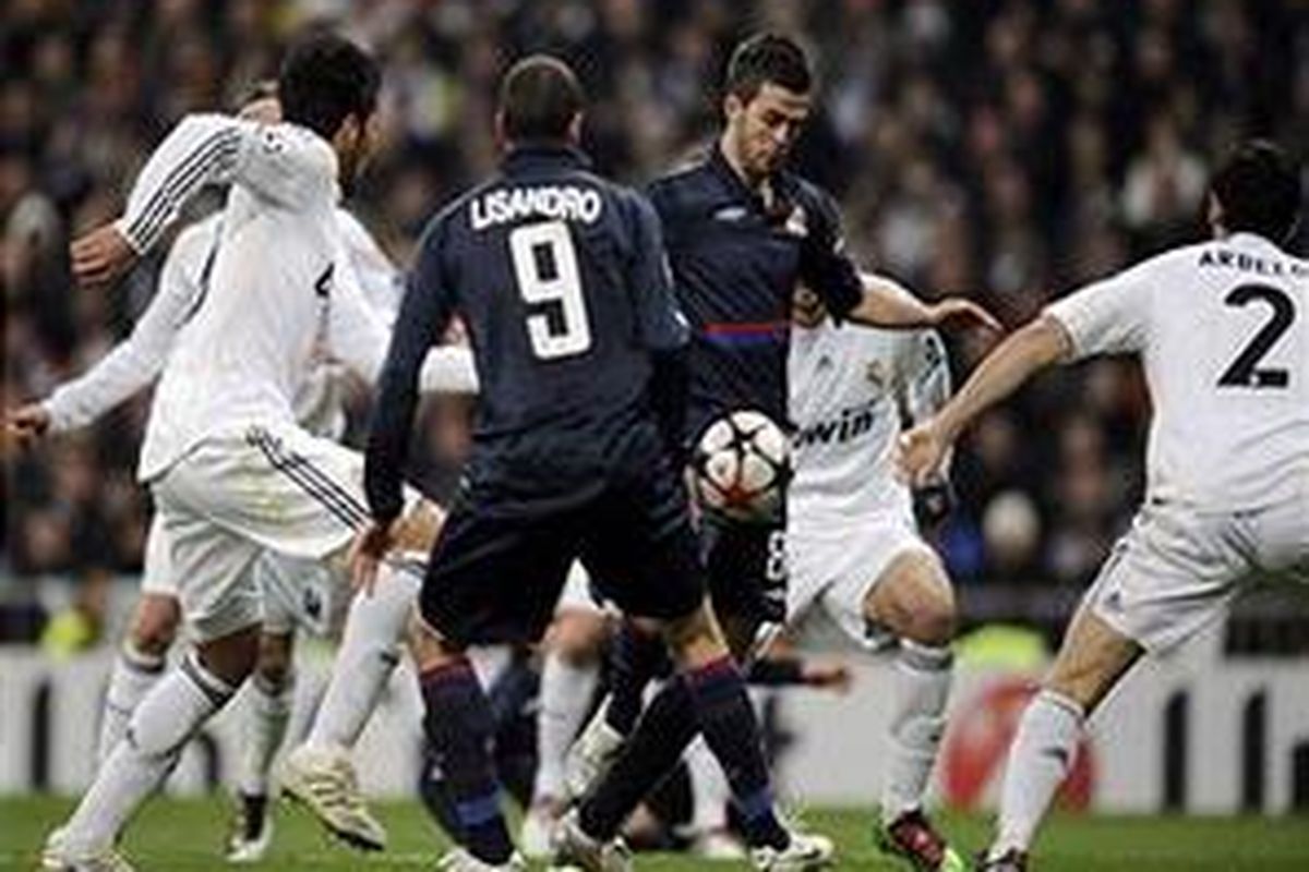 Pemain Olympique Lyon, Miralem Pjanic (tengah), menendang bola dan menghasilkan gol ke gawang Real Madrid pada leg kedua duel perdelapan final Liga Champions di Stadion Santiago Bernabeu, Madrid, Rabu (10/3/2010).