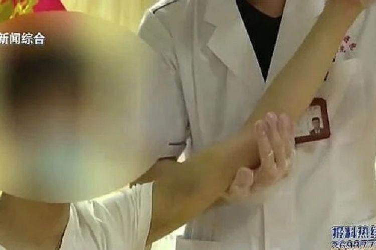 Xiaobin, seorang remaja 15 tahun asal Kota Nanning, China, ketika menerima perawatan dari dokter. Dia dirawat di rumah sakit karena menderita stroke setelah bermain video game hampir nonstop selama satu bulan.