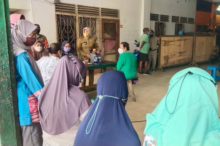 Kelurahan Kebon Melati membagikan minyak goreng untuk menarik minat warga yang belum melakukan vaksin Covid-19 dosis pertama, Selasa (1/3/2022).