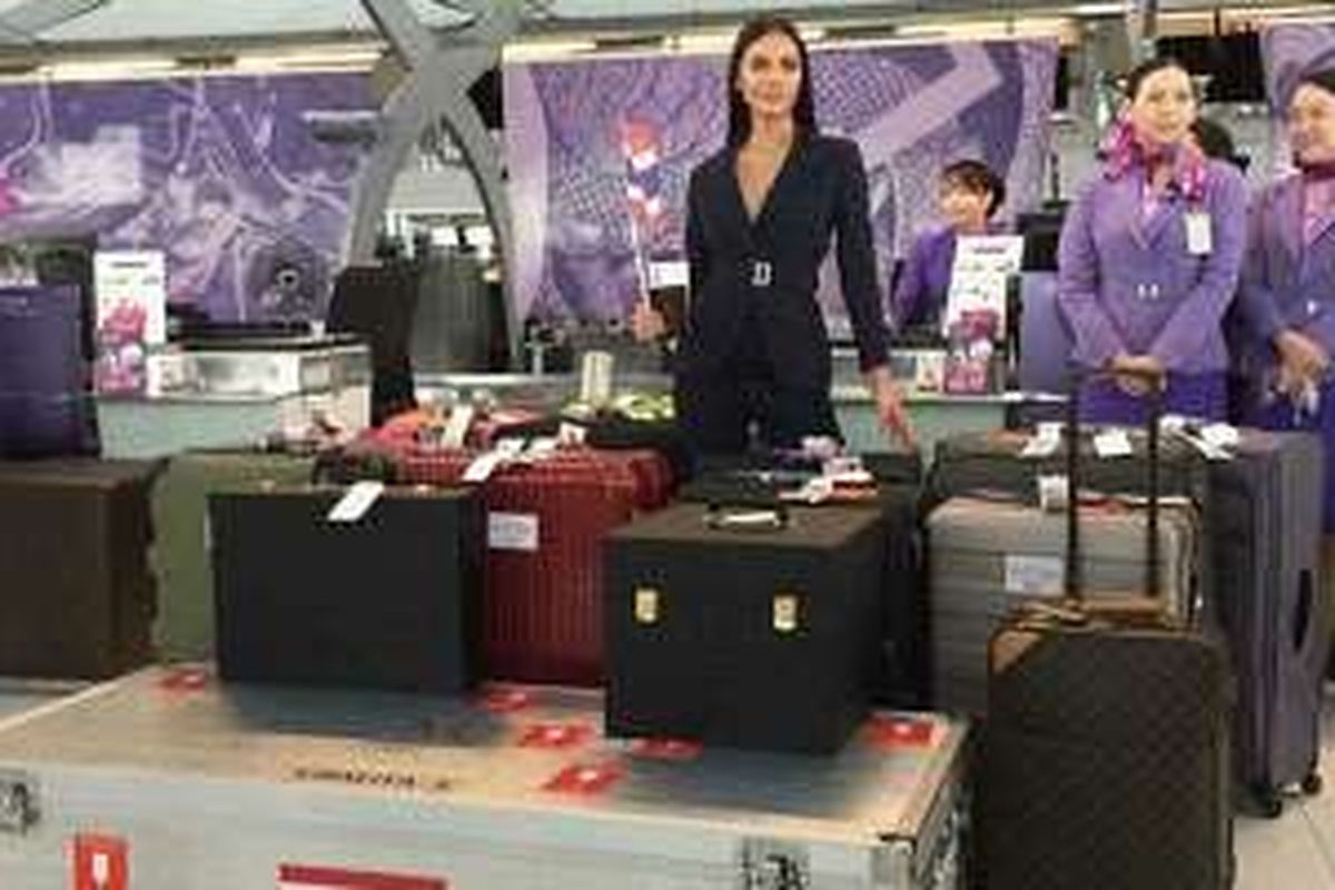 Miss Thailand berserta puluhan koper dengan berat 300 kilogram. 