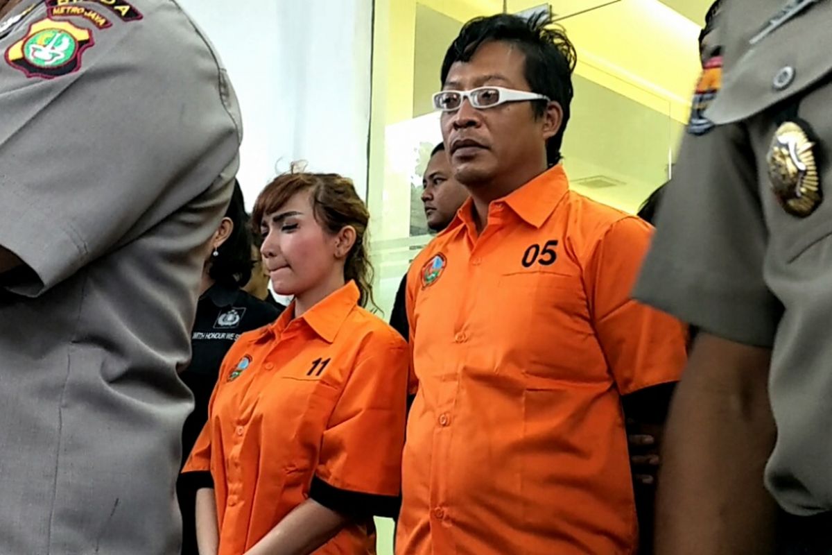 Roro Fitria mengenakan baju tahanan di Mapolda Metro Jaya, Kamis (15/2018).