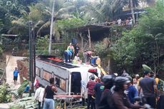 Bus Wisata Berpenumpang 35 Orang Terguling di Bantul, 7 Orang Dibawa ke RS