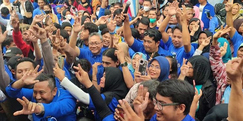 Ketua Umum PAN Zulkifli Hasan berjoget bersama simpatisan PAN dalam Kampanye Akbar PAN di Lapangan Desa Pabuaran Kidul, Kecamatan Waled, Kabupaten Cirebon pada Jumat (26/1/2024) siang.