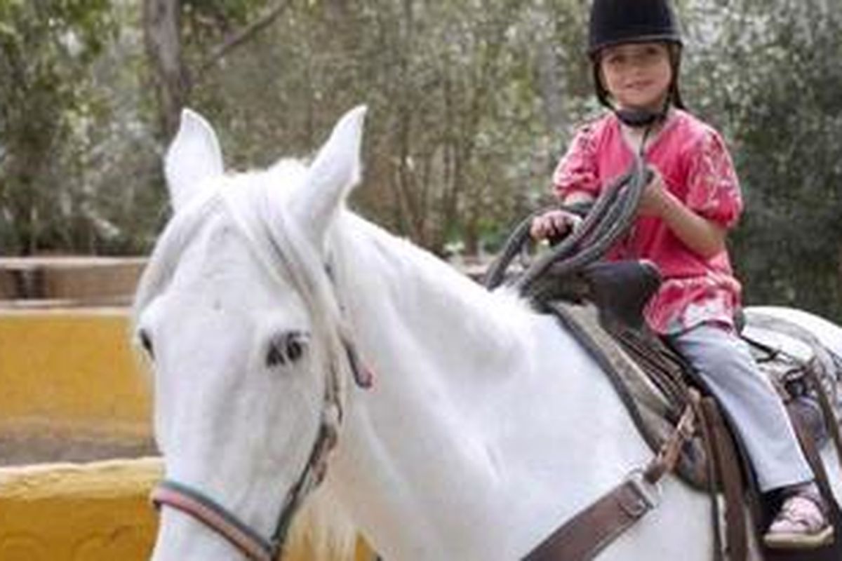 Berkuda membuat anak dapat berinteraksi dengan kuda, serta meningkatkan kewaspadaan dan koordinasi tubuh.