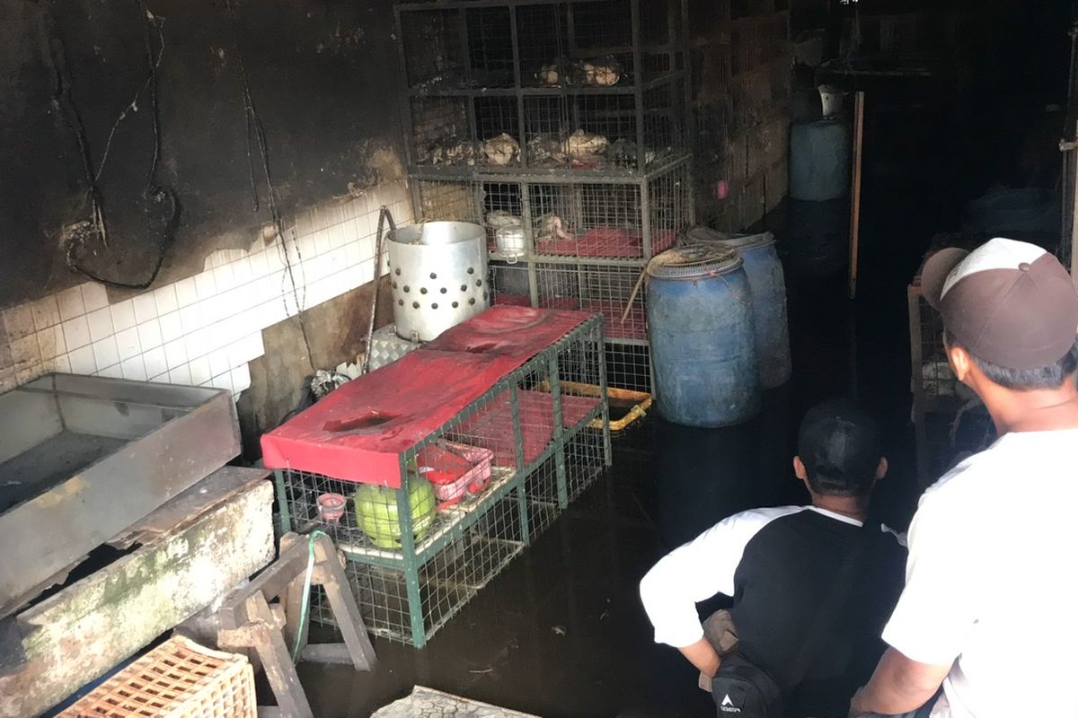 Pedagang ayam di Blok C Pasar Minggu, Novriadi (39), sebelah kiri; memantau tempat usahanya yang ludes terbakar pada Selasa (13/4/2021) siang.