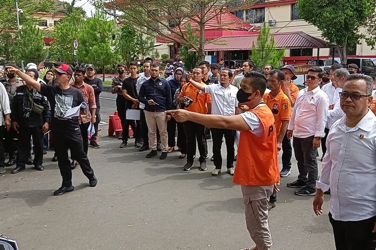 Achiruddin Hasibuan mengatakan posisi saksi Yazid yang duduk di atas sepeda motornya terlalu jauh dari mobil Ken Admiral saat datang ke rumahnya pada Kamis (22/12/2022) pukul 02.30 WIB.