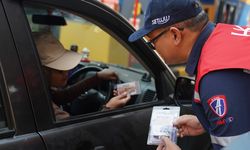 Hari Pelanggan Nasional, Hutama Karya Bagikan Ribuan Merchandise kepada Pengguna Jalan Tol