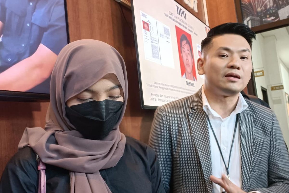 Selebgram Oklin Fia saat memenuhi panggilan terkait konten jilat es krimnya yang viral di Polres Metro Jakarta Pusat, Kamis (23/8/2023).