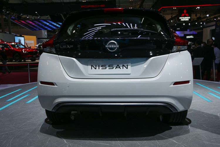 Mobil listrik Nissan Leaf dipamerkan di ajang Gaikindo Indonesia International Auto Show (GIIAS) 2022 di ICE BSD, Tangerang, Jumat (12/8/2022).