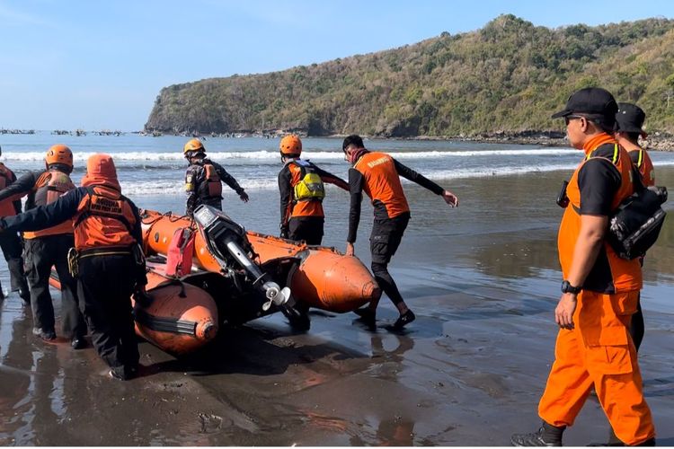 Tim SAR saat berangkat melakukan pencarian korban di laut selatan Banyuwangi 