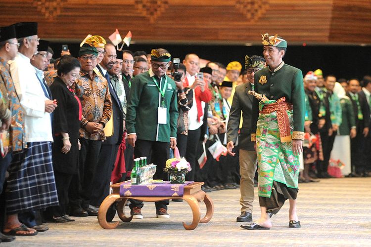 Presiden Joko Widodo (kanan) menghadiri Pembukaan Muktamar V Partai Kebangkitan Bangsa (PKB) di Nusa Dua, Badung, Bali, Selasa (20/8/2019). Muktamar V PKB diselenggarakan pada 20-22 Agustus dengan mengusung tema Melayani Ibu Pertiwi.