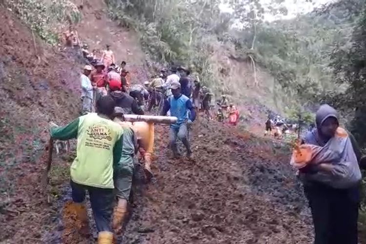 Longsor di Desa Pajang, Kecamatan Latimojong, Kabupaten Luwu, membuak 4 desa terisolir, aktifitas warga lumpuh, Sabtu (15/06/2019) 