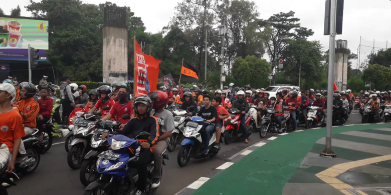 Massa The Jakmania mulai bergerak ke Balai Kota DKI Jakarta dari Gelora Bung Karno, Sabtu (15/12/2018).