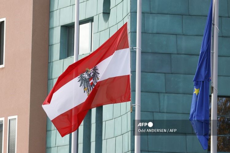 Bendera Austria dan Eropa berkibar di depan kedutaan Austria di Berlin 