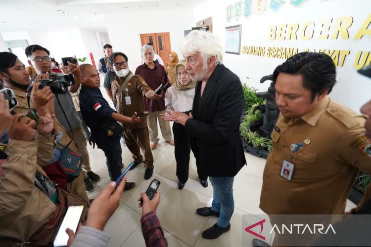 General secretary of the Global Geopark Network Guy Martini (second right) speaks to reporters on Tuesday October 25, 2022 on the sidelines of his visit to Meratus Geopark. 