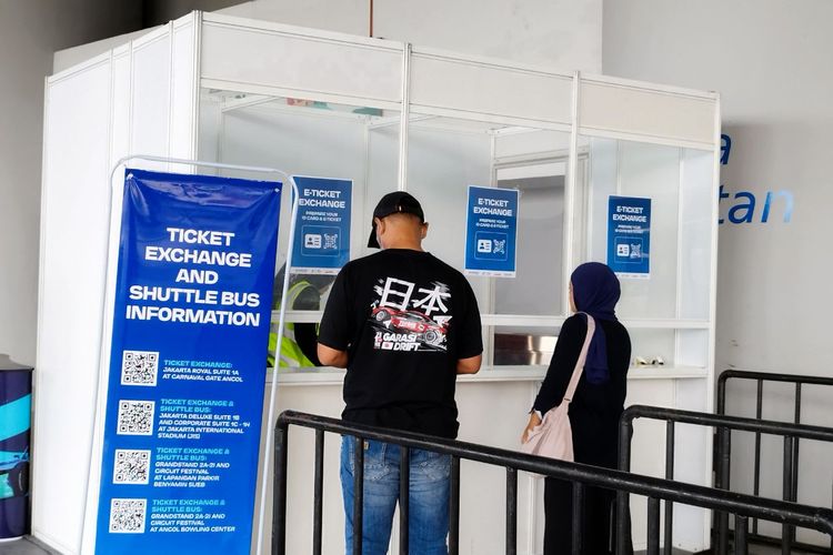 Pemegang tiket Formula E 2023 tengah melakukan verifikasi di loket penukaran di Jakarta International Stadium (JIS), Jakarta Utara, Minggu (4/6/2023). (KOMPAS.com/XENA OLIVIA)