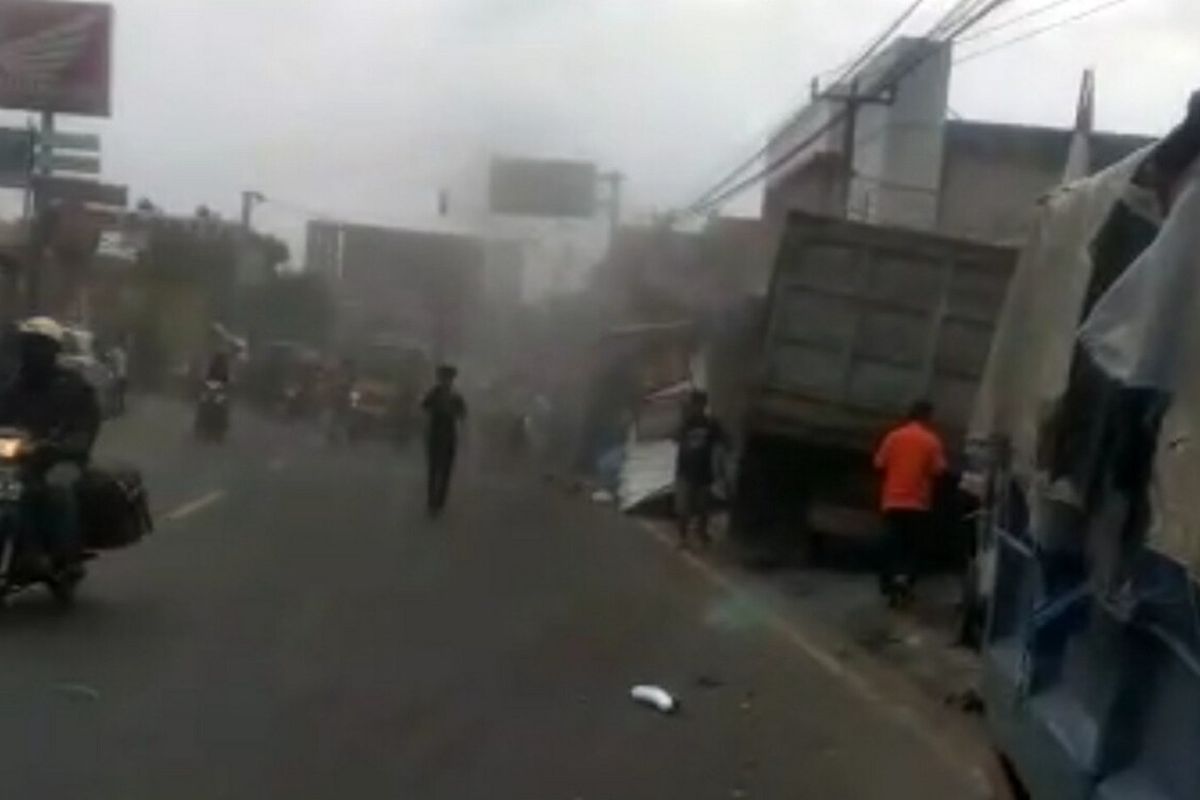 Tabrakan beruntun di Jalan Raya Bandung-Garut, tepatnya di Alun-alun Tanjungsari, Sumedang menewaskan satu orang, Selasa (1/12/2020) sekitar pukul 15.00 WIB. Screenshoot Video AAM AMINULLAH/KOMPAS.com
