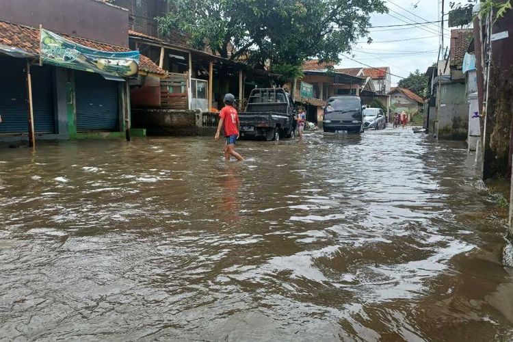 Semalam penuh wilayah Kabupaten Bandung dan sekitarnya dilanda hujan dengan intensitas tinggi,akibatnya beberapa pemukiman warga di Desa Dayeuhkolot, Kecamatan Dayeuhkolot, Kabupaten Bandung, Jawa Barat.