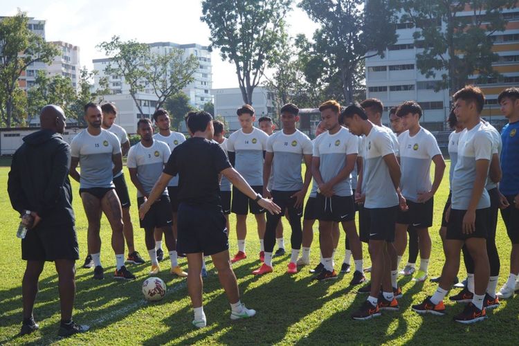 Pelatih timnas Malaysia Tan Cheng Hoe memberikan instruksi kepada para pemainnya pada sesi latihan di sela-sela laga Piala AFF 2020.