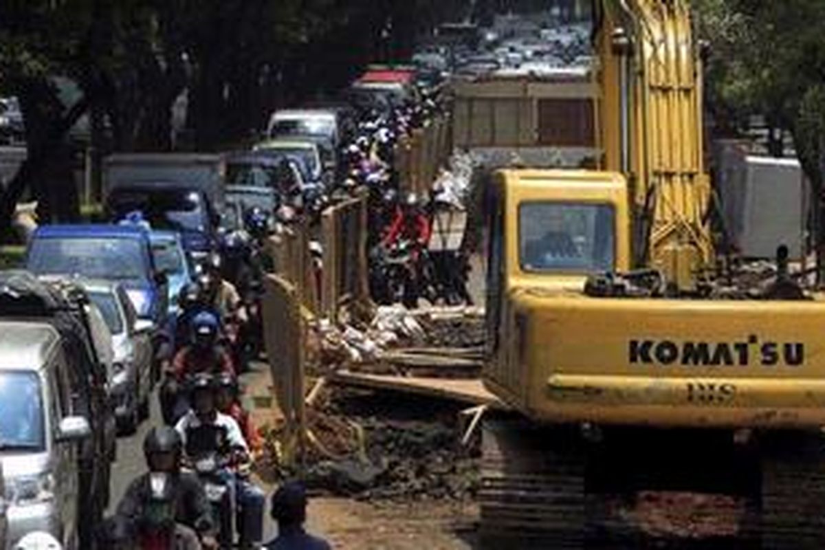 Sejumlah kendaraan terjebak macet dikarenakan adanya proyek saluran air di Jalan Sudirman, Senayan, Jakarta Selatan, Jumat (21/10/2011). Proyek saluran air ini untuk mengatasi permasalahan banjir yang kerap terjadi di ruas jalan ini.