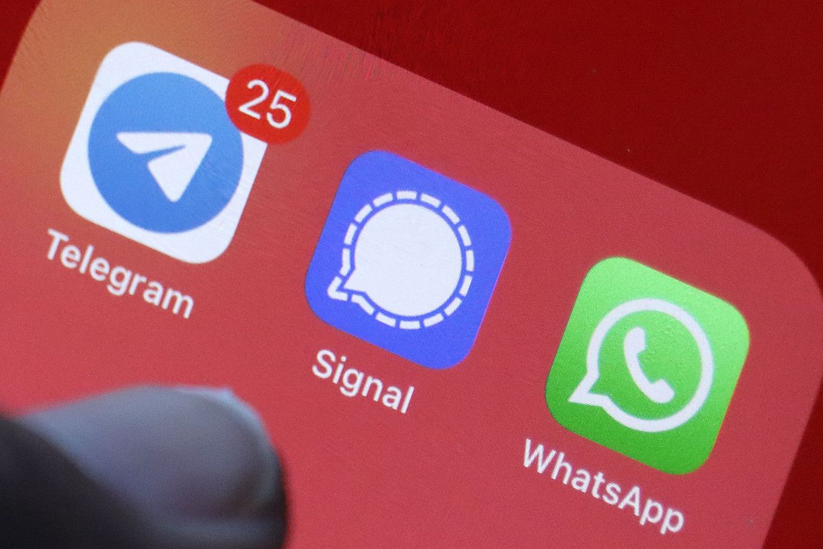 Ilustrasi aplikasi perpesanan Telegram, Signal, WhatsApp