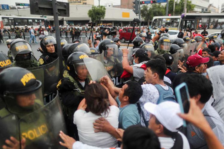 Suasana demonstrasi di Lima bersama aparat kepolisian.