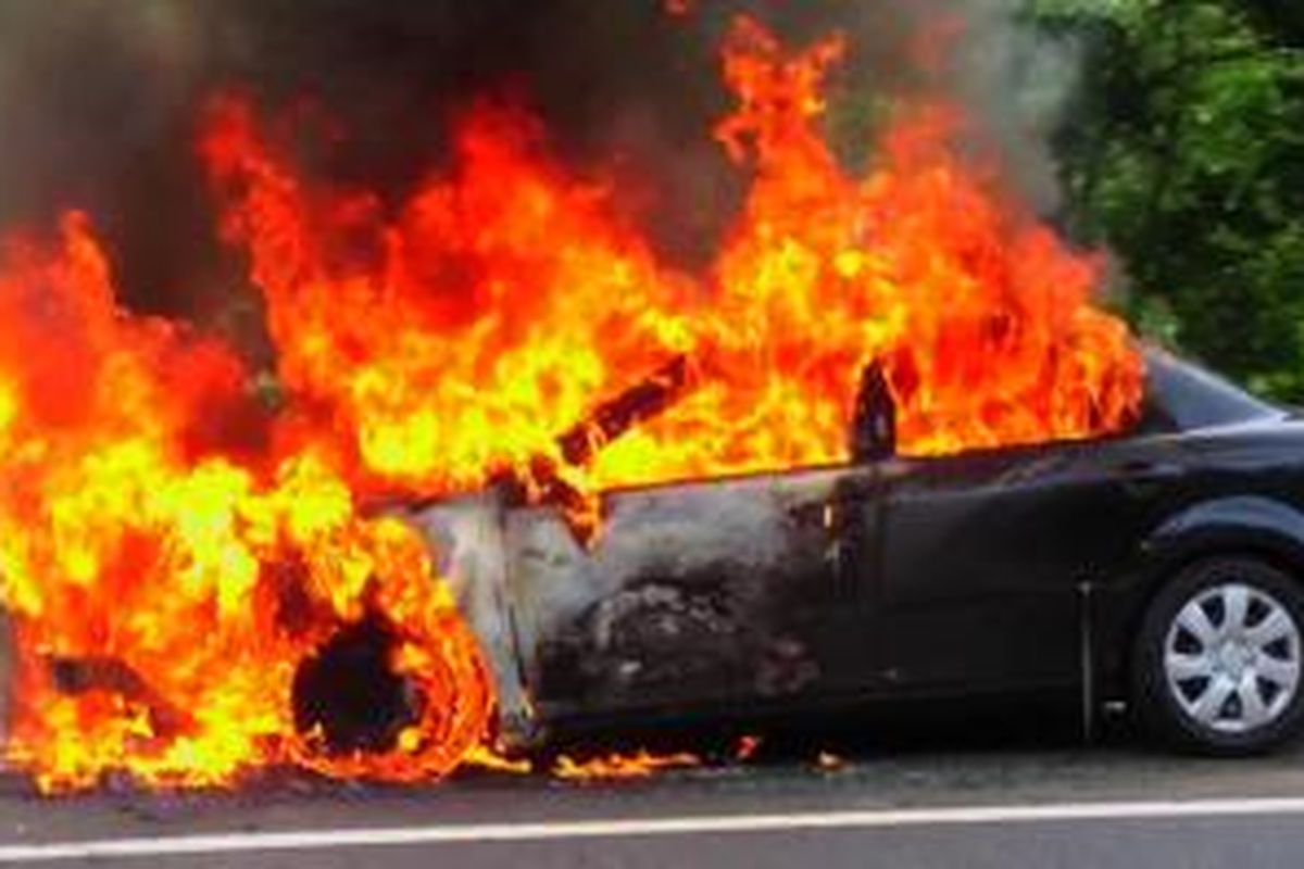 Ilustrasi mobil terbakar