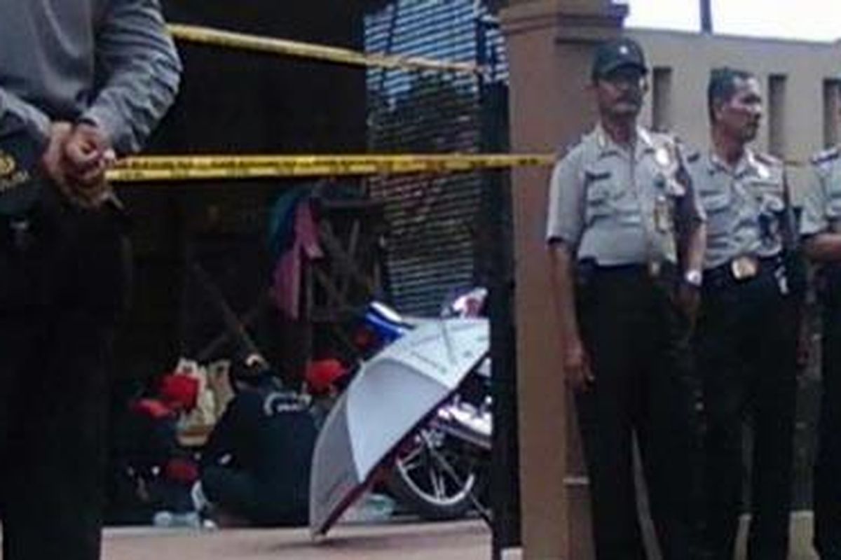 Olah TKP di rumah tersangka terorir, Fauzi Syarief, di Gang Asem, Jalan Setiabudi, Pamulang, Tangerang Selatan, Jumat (19/3/2010).