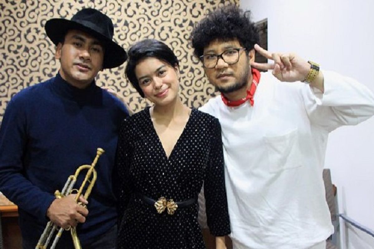 Jordy Waelauruw (kiri), Eva Celia, dan Kunto Aji Wibisono (kanan)