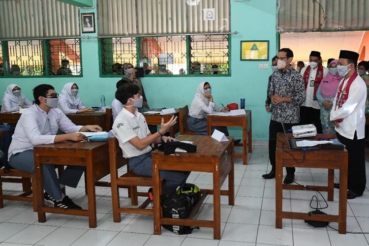 Menteri Pendidikan Kebudayaan Riset dan Teknologi Nadiem Makarim meninjau pelaksanaan pembelajaran tatap muka (PTM) terbatas di SMA Negeri 71 Jakarta, Jumat (10/9/2021). 