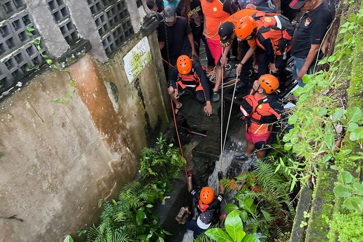 Tim SAR saat mengevakuasi jenazah WNA pengendara motor yang terseret arus banjir di di jembatan  Jalan krisnantara, Desa Tibubeneng Kecamatan Kuta Utara, Kabupaten Badung, Provinsi Bali, Minggu (14/12/2025). /Dok. Humas Polres Badung