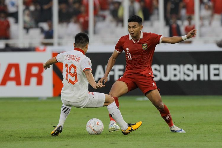 Pemain timnas Indonesia, Dendy Sulistyawan berebut bola dengan pemain timnas Vietnam, Nguyen Quang Hai pada leg pertama semifinal Piala AFF 2022 di Stadion Utama Gelora Bung Karno (SUGBK), Jakarta, Jumat (6/1/2023). Pertandingan ini berakhir dengan skor 0-0.