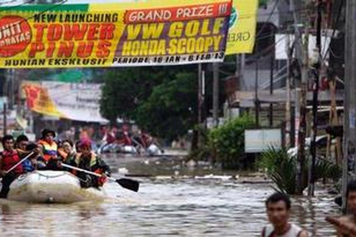 Situasi banjir yang melanda perumahan Pondok Gede Permai, Jatiasih, Bekasi, Jumat (18/1/2013). Banjir yang merendam 3 RW dan 26 RT ini memiliki kedalaman 2 hingga 3 meter, diakibatkan oleh meluapnya Kali Bekasi yang merupakan titik temu antara aliran Kali Cileungsi dan Cikeas.