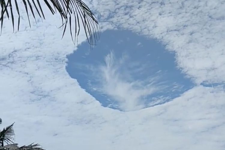 Fenomena alam awan berlubang di Kabupaten Jember pada Selasa (5/6/2024)